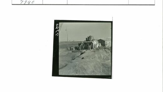 干旱地区房屋与旗杆建筑.jpg