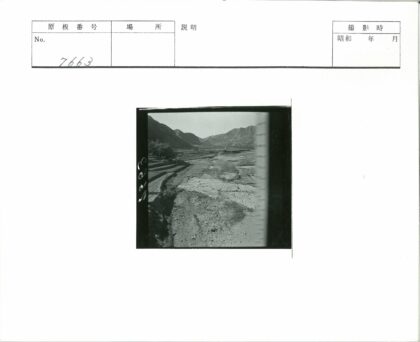 干涸河床与梯田远山景观.jpg