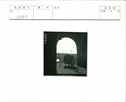 干草车过砖拱门与狗.jpg