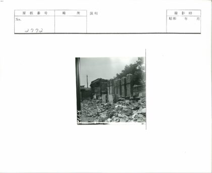 废墟中的雕刻石柱与破碎建筑.jpg