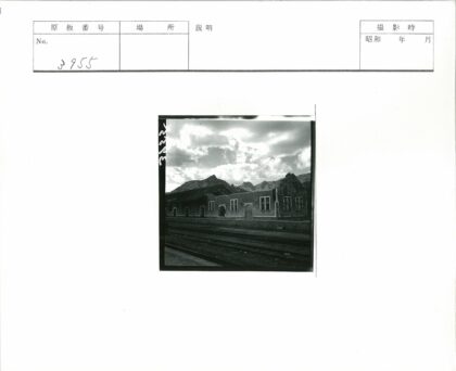 废弃建筑与铁路轨道黑白照.jpg
