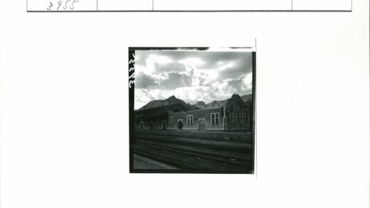 废弃建筑与铁路轨道黑白照.jpg