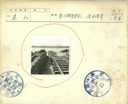 废弃铁轨与河岸人群.jpg