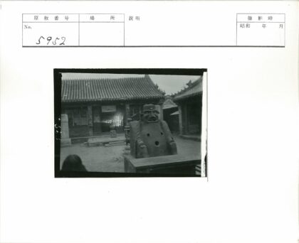 庭院中带帽巨型雕像建筑景观.jpg