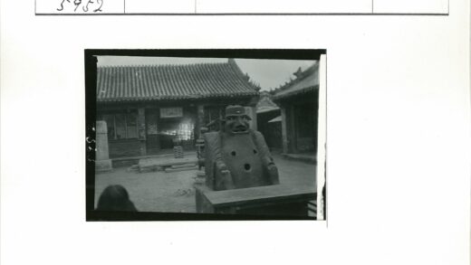 庭院中带帽巨型雕像建筑景观.jpg