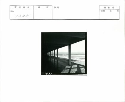 廊道俯瞰田野与远建筑.jpg