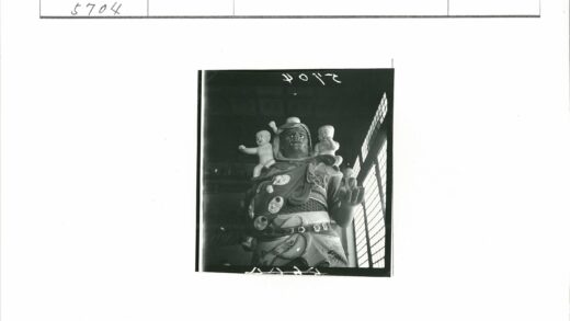 建筑内复杂雕像与娃娃脸装饰.jpg