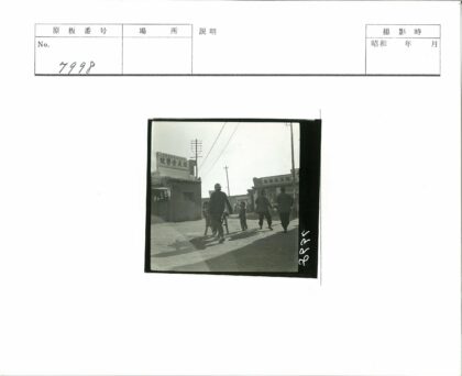 建筑前土路行人街景.jpg