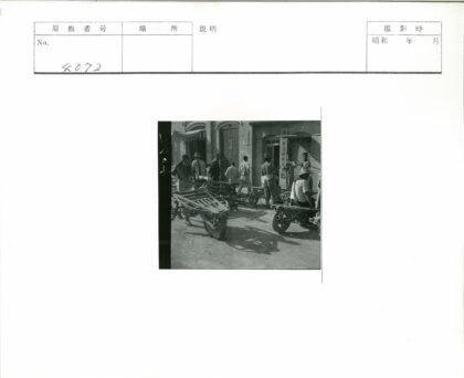 建筑外手推车人群聚集.jpg
