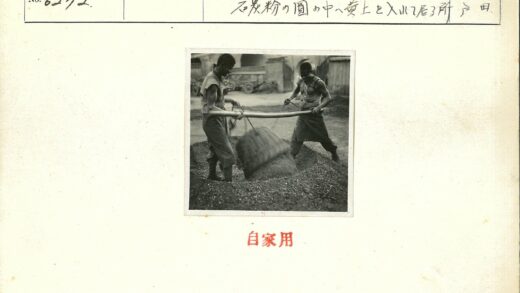 建筑工人搬运碎石施工现场.jpg