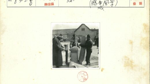 建筑工人搬运麻袋工作场景.jpg