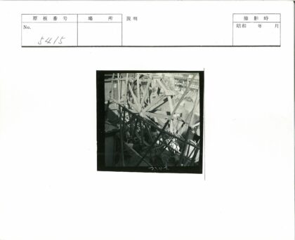 建筑工人搭建木制框架施工现场.jpg