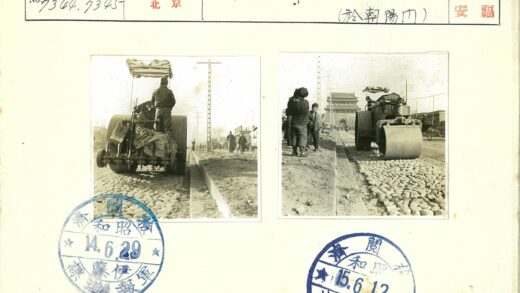建筑工人操作压路机施工场景.jpg