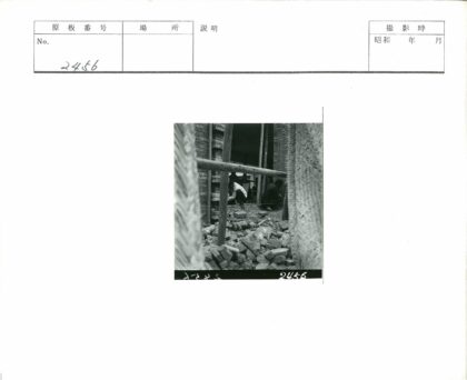 建筑工人砌砖墙施工场景.jpg