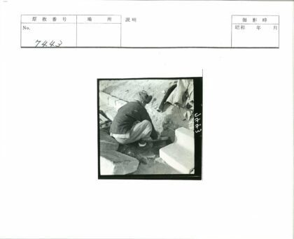 建筑工人跪地施工现场.jpg