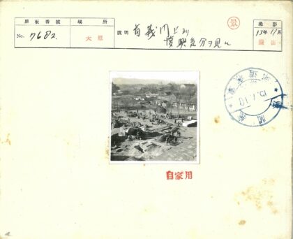 建筑工地施工场景与住宅区背景.jpg