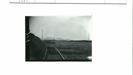 弯曲铁路穿越贫瘠山地景观.jpg