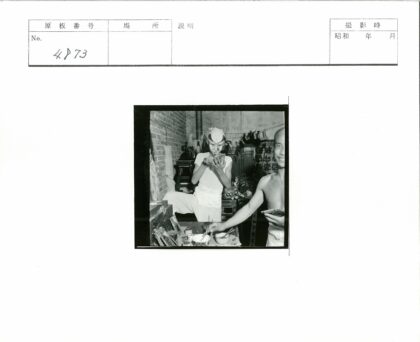 彩绘面具与裸身男子室内场景.jpg