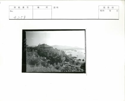 悬崖古建俯瞰碧水群山.jpg