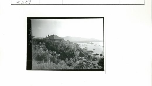 悬崖古建俯瞰碧水群山.jpg