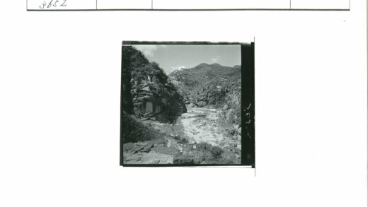 悬崖岩壁与干涸河床山地景观.jpg