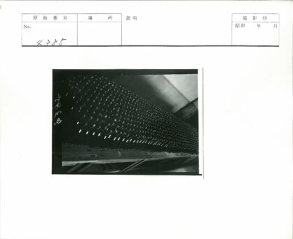 悬挂对称物体的光影特写.jpg