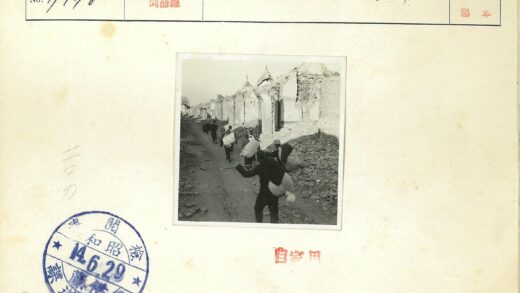战后废墟中的行人.jpg