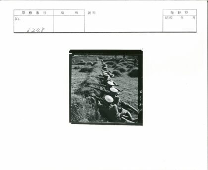 战壕士兵瞄准草原战场.jpg