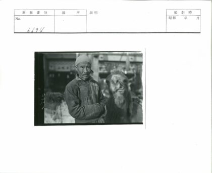 戴头巾男子与骆驼户外合影.jpg