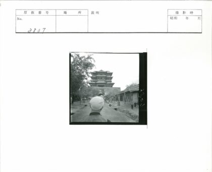 戴帽人站在传统建筑前街景.jpg