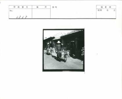 戴帽男子推独轮车街景.jpg