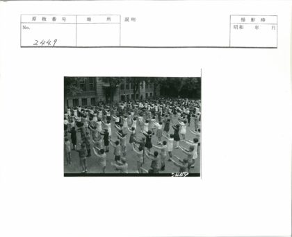 户外儿童团体树木建筑背景练习.jpg