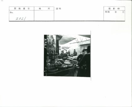 户外市场摊位商品与人流.jpg