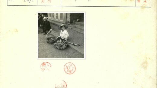 户外微笑男子与蔬菜篮.jpg