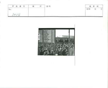 户外排队人群与建筑背景.jpg