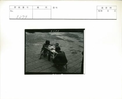 户外木桌前写字的孩子们.jpg
