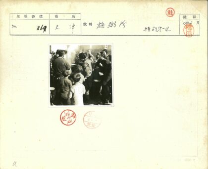 户外聚会儿童与成人持碗.jpg