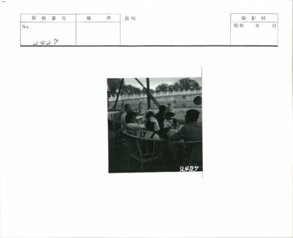 户外藤椅聚会孩童蝴蝶结.jpg
