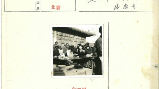 户外野餐传统建筑前欢聚.jpg