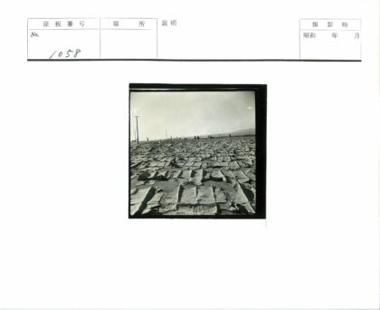 户外野餐布景与远山电线杆.jpg