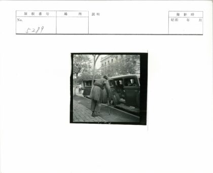 拄拐人张望路边汽车街景.jpg