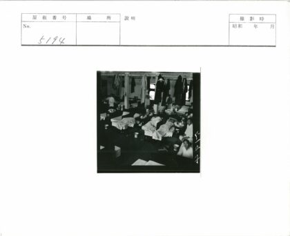 拥挤室内床铺衣物挂满.jpg