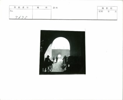 拱形隧道中繁忙行人自行车剪影.jpg