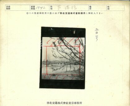 拱桥河流山脉黑白风景照.jpg