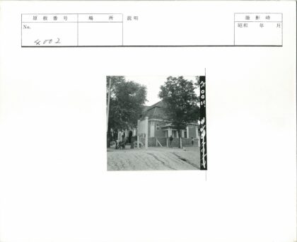 拱窗建筑与树下人物.jpg