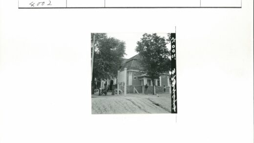 拱窗建筑与树下人物.jpg