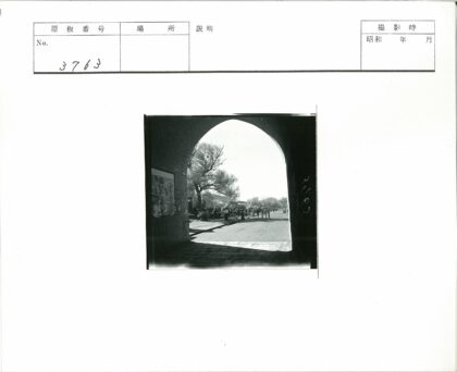 拱门下市集街景.jpg