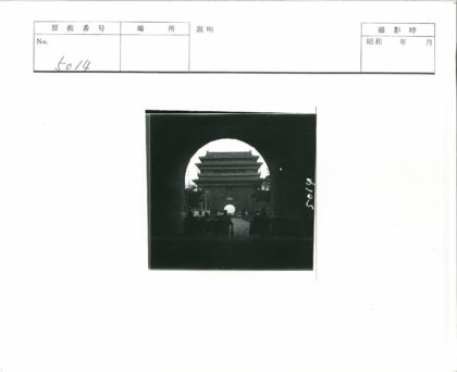 拱门下观传统建筑.jpg