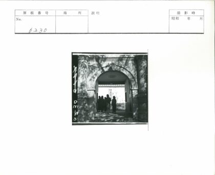拱门下阳光树影行人.jpg