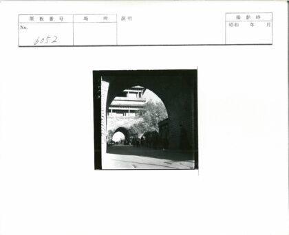 拱门与多层建筑街景.jpg